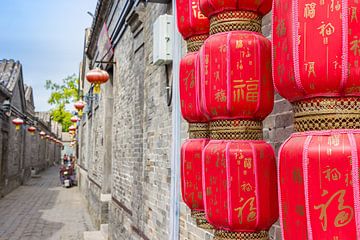 Rode chinese lampions in een historisch straatje in Tianjin van Marc Venema