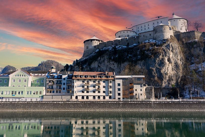 Uitzicht op Kufstein met fort en Inn in Oostenrijk, Tirol, Europese Alpen bij zonsondergang van Animaflora PicsStock