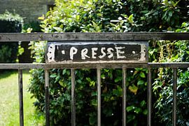 Brievenbus aan hek van tuin van Sjoerd van der Hucht