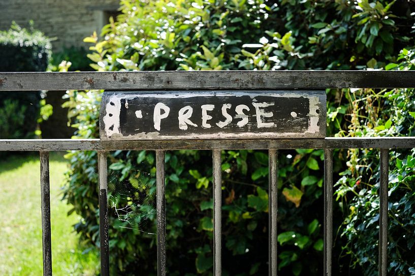 Brievenbus aan hek van tuin van Sjoerd van der Hucht