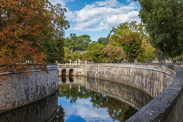 Reflectie in het water, Nîmes, Provence, Frankrijk van Maarten Hoek