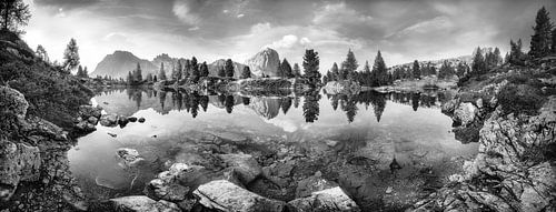 Bergsee mit schöner Berglandschaft in den Alpen in schwarz weiß