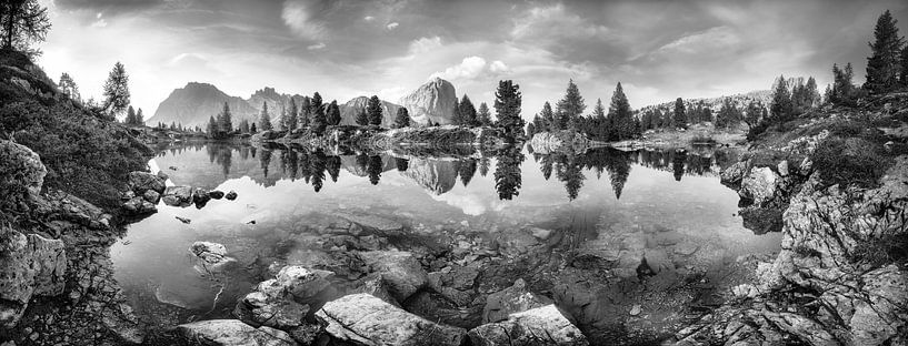 Bergmeer met prachtig berglandschap in de Alpen in zwart-wit van Manfred Voss, Zwart-Wit Fotografie