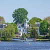 Villen an der Aussenalster mit Alsterdampfer im Frühling, Hambu von Torsten Krüger