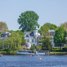 Villa's aan de Buiten-Alster met Alster stoomboot in het voorjaar, Hambu van Torsten Krüger