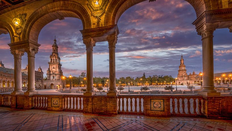 Blick auf den Nord- und Südturm Plaza Espana von unterhalb der Arkaden von Rene Siebring