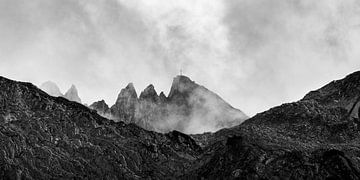 Gipfelkreuz im Nebel von Denis Feiner