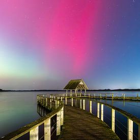 Magisch noorderlicht: roze gloed boven het meer van Hemmelsdorf van Nils Steiner