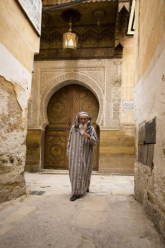 Mann in der Medina von Fes von Antwan Janssen