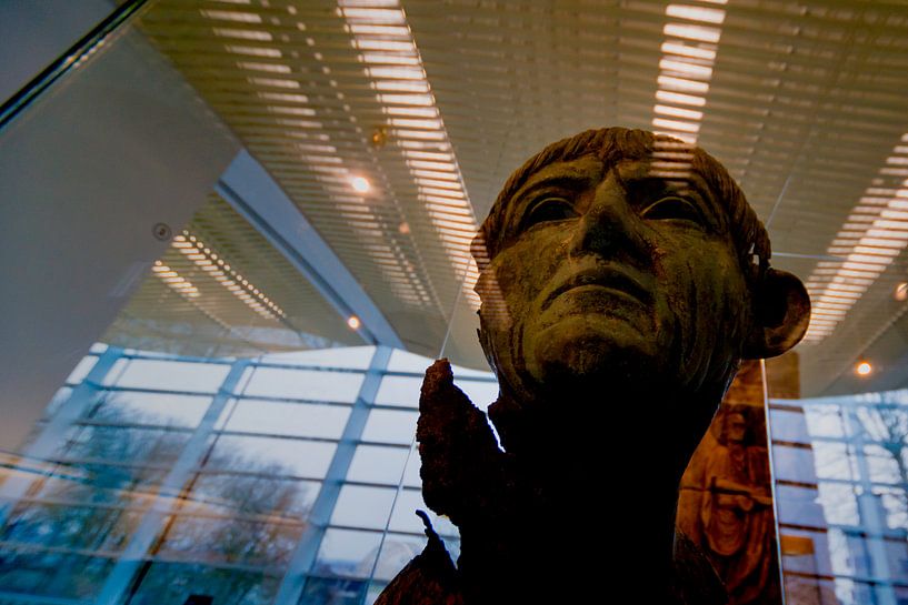 Romeinse bronzen portretkop in het Valkhof museum in Nijmegen van Maerten Prins