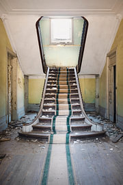 Verlassene Treppe mit Vintage-Teppich