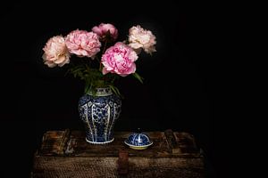 Delfter Blau Vase mit Bauernrosen / Pfingstrosen auf einer Vintage Truhe