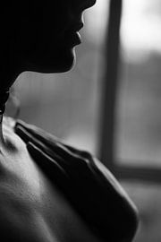 Zwart-Wit Boudoir fotografie, hand, mond half bloot, erotische en sensueel van Aaldrik Bakker