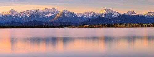 Panoramische zonsopgang boven Hopfensee, Beieren, Duitsland