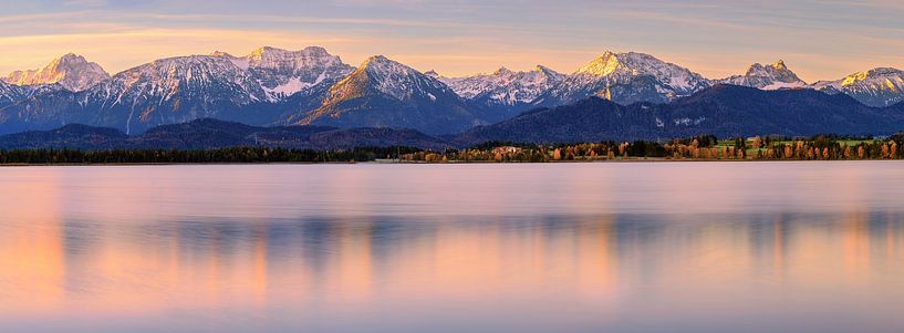 Panorama-Sonnenaufgang über dem Hopfensee, Bayern, Deutschland von Henk Meijer Photography