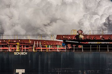 Vraquier dans le port et nuages de vapeur depuis le quai sur scheepskijkerhavenfotografie