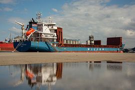 Coaster met open ruimen aan de kade van de haven. van scheepskijkerhavenfotografie