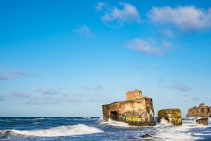 Bunker on shore of the Baltic Sea on a stormy day van Rico Ködder