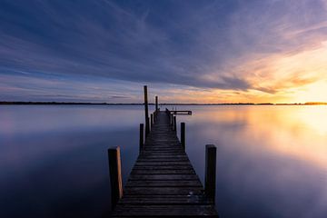 Mooie zonsondergang met wolken boven een steiger van KB Design & Photography (Karen Brouwer)