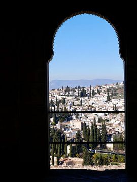 Doorkijkje naar de stad Granada van Judith van Wijk