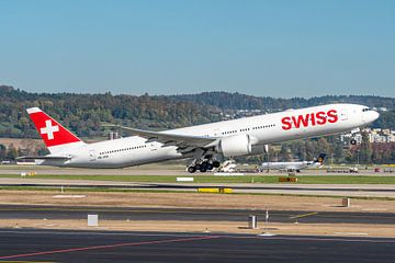 Take-off Boeing 777-300 van Swiss. van Jaap van den Berg
