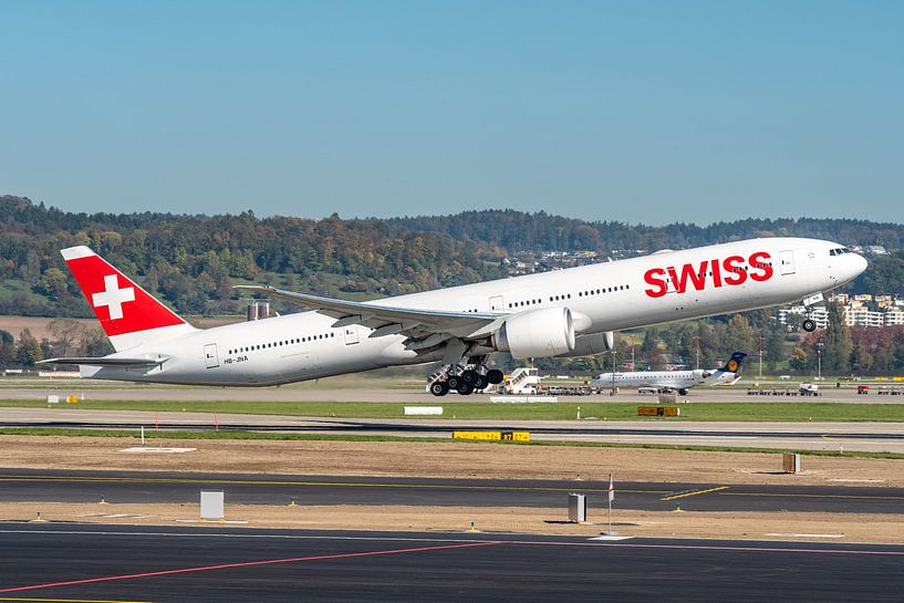 Swiss Boeing 777-300. von Jaap van den Berg