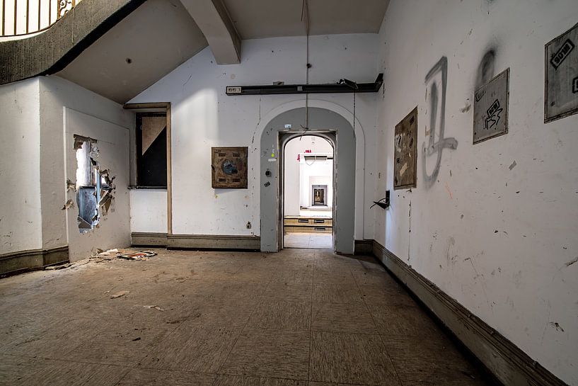 Decay and destruction by Thomas Riess