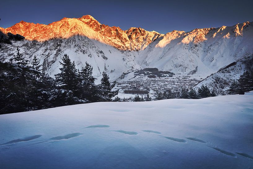 Kazbek berg in Georgië bij zonsondergang van Olga Ilina