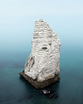 De haaienvin van Etretat aan de Normandische kust. van Patrick van Os