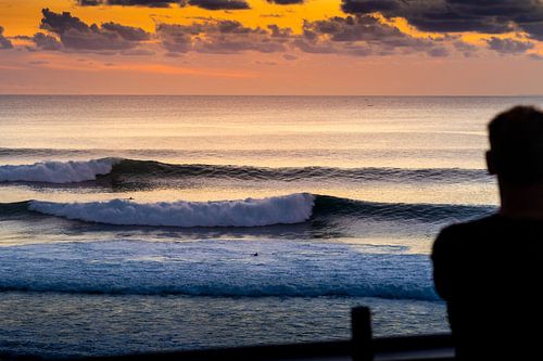 Kijkend naar de golven op Bali