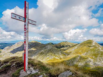 Ongerepte wildernis, eeuwenoude bossen en indrukwekkende berglandschappen: Het Nationaal Park Sutjeska laat de natuur van Bosnië van zijn meest ongerepte en spectaculaire kant zien. van Miriam Schwarzfischer Fotografie