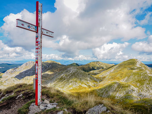 Ongerepte wildernis, eeuwenoude bossen en indrukwekkende berglandschappen: Het Nationaal Park Sutjeska laat de natuur van Bosnië van zijn meest ongerepte en spectaculaire kant zien.