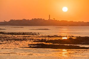 Sonnenuntergang in der Bucht von Roscoff mit Blick zur Ile de Batz, Bretagne