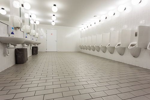 Urinoirs bij de mannen toilet