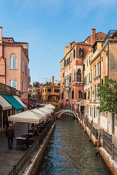 Uitzicht op historische gebouwen in Venetië, Italië van Rico Ködder