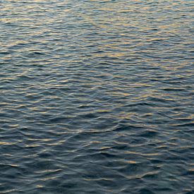 Lichtreflexe im blaugrauen Meerwasser 2 von Adriana Mueller
