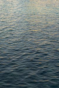 Lichtreflexe im blaugrauen Meerwasser 2