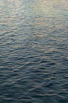 Lichtreflecties in blauwgrijs zeewater 2 van Adriana Mueller