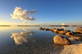 Wolke über dem IJsselmeer mit Felsenmole