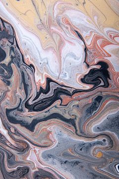 Vloeibare kleuren: zand en aardetinten stromen langs en door elkaar (verticaal) van Marjolijn van den Berg