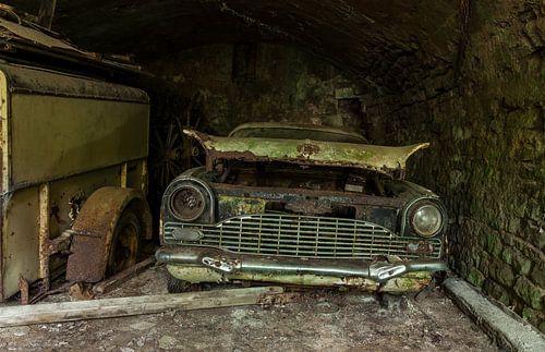 Verlaten en verroeste auto in een garage