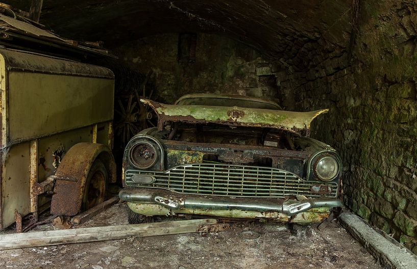 Verlaten en verroeste auto in een garage by Angelo de Bruin