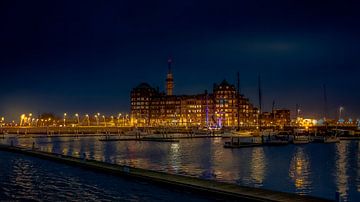 Lelystad Batavia haven bij nacht. van Erwin Floor