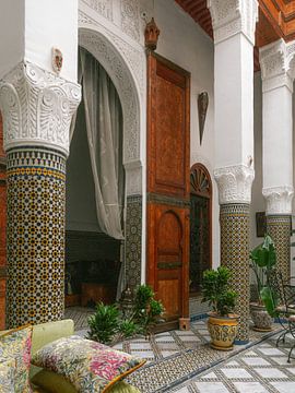 Innenraum eines typischen marokkanischen Riads von Marika Huisman fotografie