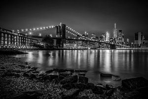 MANHATTAN SKYLINE & BROOKLYN BRIDGE Uferspaziergang bei Nacht  von Melanie Viola