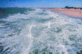 Een woeste zee slaat op het strand