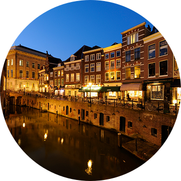 De Vismarkt aan de Oudegracht in Utrecht gezien vanaf de Kalisbrug van Donker Utrecht