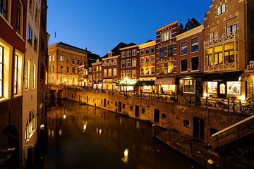 De Vismarkt aan de Oudegracht in Utrecht gezien vanaf de Kalisbrug van Donker Utrecht