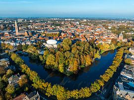 Luftaufnahme der Stadt Zwolle an einem schönen Herbsttag von Sjoerd van der Wal Fotografie