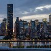 De beroemde skyline van Manhattan - New York City - tijdens een prachtige  zonsondergang in de zomer van WorldWidePhotoWeb